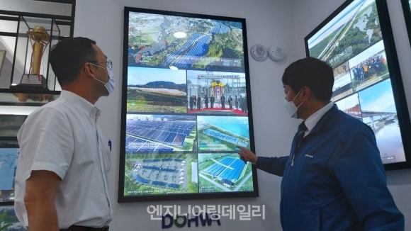 곽대근 플랜트 1부서장이 도화 태양광 프로젝트를 설명하고 있다.