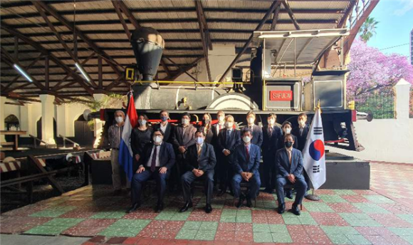 지난 19일 한국해외인프라도시개발지원공사(KIND)와 파라과이 철도공사(FEPASA)관계자들이 MOU를 체결하고 기념사진을 촬영하고 있다./국토부