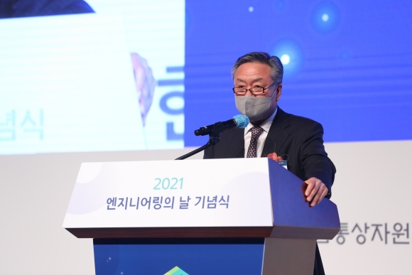 4일 서울 영등포구 63컨벤션센터에서 열린 '2021엔지니어링의날' 행사에서 이해경 한국엔지니어링협회장이 환영사를 하고 있다./엔지니어링협회