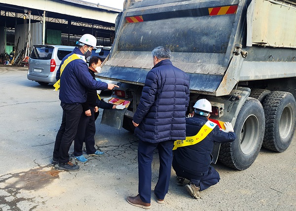 안전관리원 광주검사소, 덤프트럭 안전용품 무상 교체(사진=대한건설기계안전관리원)