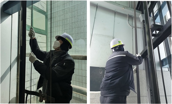 수도권광역본부 직원이 개봉역 엘리베이터 로프 마모 상태와 도르래 관련부품을 점검하고 있다.(사진=한국철도 수도권광역본부)