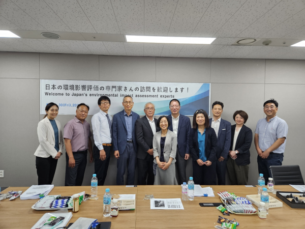 지난달 30일 서울 강남구 도화엔지니어링 사옥에서 열린 한-일 환경영향평가 전문가 간담회에서 참석자들이 기념사진을 촬영하고 있다./환경영향평가사회