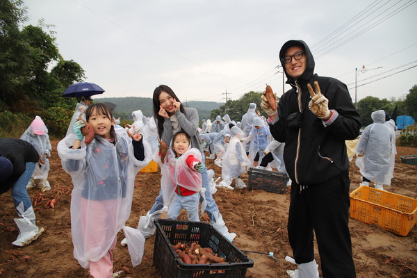 지난 14일 강화군 불은면 삼성리에서 열린 1사1촌 고구마 캐기 행사에서 건화 임직원 가족들이 기념사진을 촬영하고 있다./건화