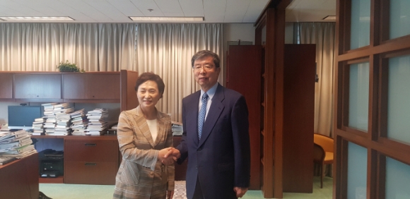(왼쪽부터)김현미 국토부 장관이 6일(현지시간) 나카오 다케히코 ADB 총재와 만나 악수하고 있다./국토부