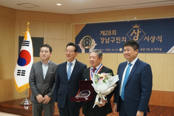 23일 서울 강남구청 본관에서 열린 '제28회 강남구민의 상' 행사에서 도화엔지니어링이 '2019년 아름다운 기부상'을 수상했다. (왼쪽부터)정순균 강남구청장과 박승우 도화엔지니어링 부회장이 기념사진을 촬영하고 있다./도화엔지니어링