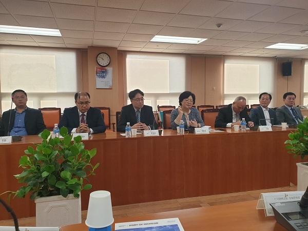 인천항만공사와 연대시 방문단이 간담회를 가지고 있다.(사진제공=인천항만공사)