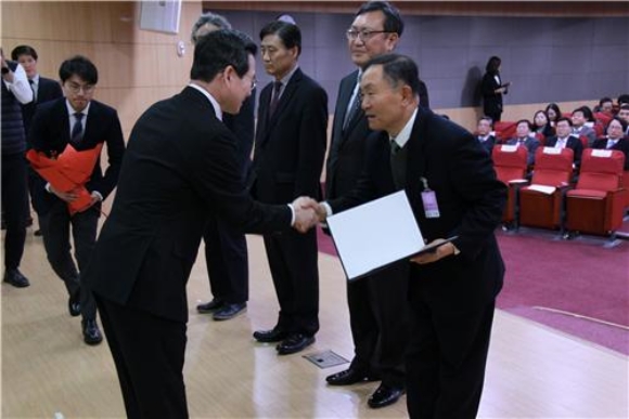 11일 서울 여의도 국회의원회관 제2소회의실에서 열린 '한국서비스산업총연합회 창립 7주년 기념식에서 염명천 한국엔지니어링협회 부회장이 표창을 수상하고 있다