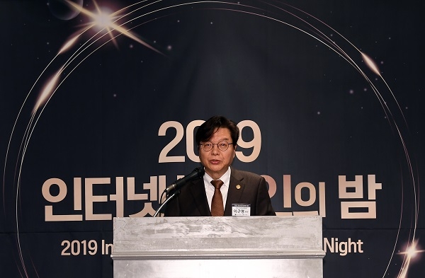 지난 12일 오후 서울 여의도 켄싱턴호텔에서 개최된 ‘2019 인터넷신문인의 밤’에 진행된 ‘제20대 국회 의정대상’ 시상식에서 이근영 한국인터넷신문협회 회장이 개회사를 하고 있다. (사진=한국인터넷신문협회)