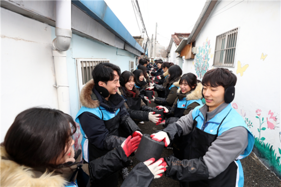 지난 8일 대우건설 신입사원들이 경기도 광명시 소하동 일대에서 연탄을 배달하고 있다./대우건설