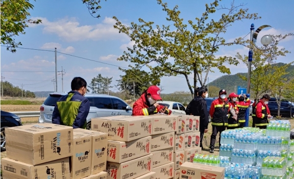 안동 산불 진화 소방대원에게 지원물품 전달(사진제공=한국남부발전)