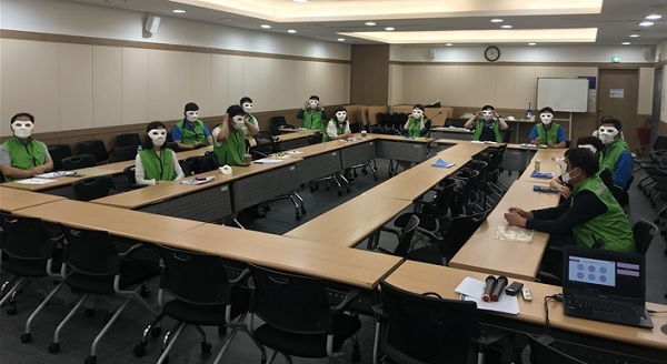 수도권서부본부 직원들이 복면을 착용하고 청렴토론회를 하고 있다.(사진제공=코레일 수도권서부본부)