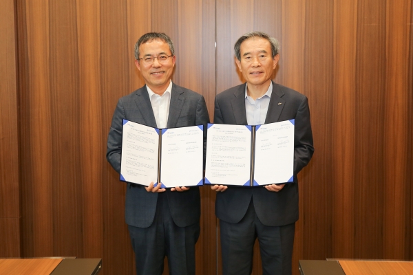 한국서부발전 김병숙 사장(우측)과 KDB인프라자산운용 김재익 대표이사가 미국 KEC 632㎿ 가스복합발전사업 컨소시엄 협약을 체결하고 기념 촬영을 하고 있다.(사진제공=한국서부발전)