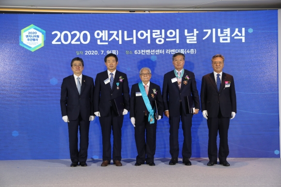 (왼쪽부터)정승일 산업부 차관, 박용성 드림이엔지 대표이사, 신동수 동명기술공단 회장, 손태순 대한검사기술 대표이사, 이해경 한국엔지니어링협회장/엔지니어링협회
