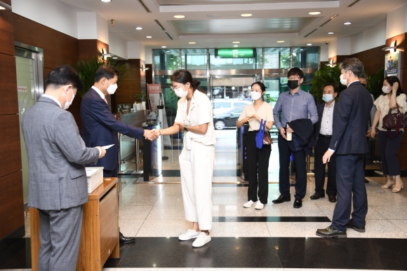 31일 이두화 삼보기술단 회장과 신병관 대표이사가 함께 전직원에게 코로나19 격려금을 지급하고 있다./삼보기술단