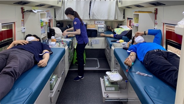 한국철도 수도권서부본부직원들이 생명나눔 헌혈행사에 참여하고 있다.(사진제공=한국철도 수도권서부본부)