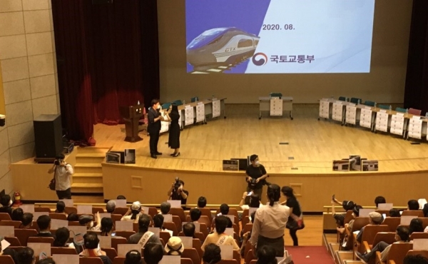 11일 진행된 전략환경영향평가 공청회는 국토부와 주민들간 대치 끝에 3시간여만에 파행됐다.