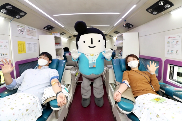 대우건설 본사 직원들이 헌혈캠페인에 참여하고 있다./대우건설