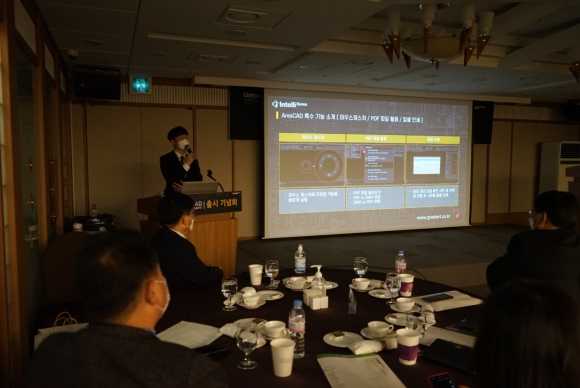 24일 서울 중구 한국 프레스센터에서 열린 아레스캐드 출시 기념회에서 특수기능 소개를 하고 있다./인텔리코리아