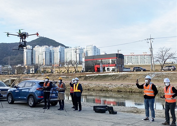 한국철도공사와 한국도로공사가 지난 24일 오후 경북 김천시 다수고가교에서 철도와 도로가 교차하는 구조물의 안전성 확보를 위한 합동점검을 진행했다.(사진=한국철도공사)