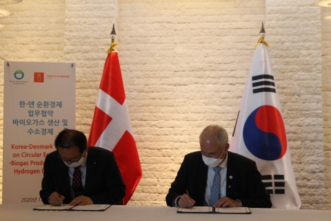 장준영 환경공단 이사장(좌), 아이너 옌센 주한덴마크대사(우)가 서울 중구 주한덴마크대사관저에서 ‘순환경제: 바이오 가스 및 그린 수소 생산 분야 협력을 위한 업무 협약식’에 참석해 협약서에 서명하고 있다.(사진=주한덴마크대사관)