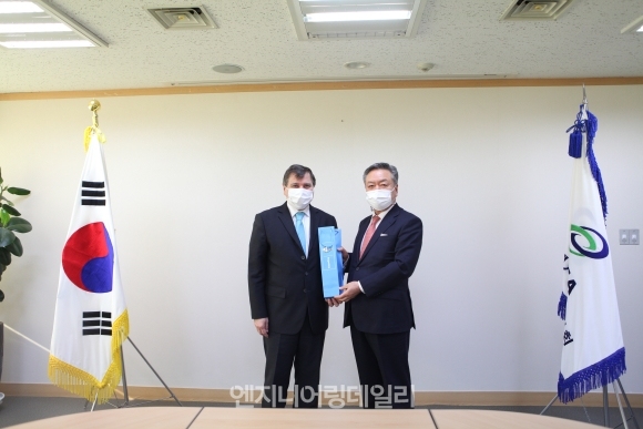 20일 서울 동작구 한국엔지니어링협회 본관에서 이해경 엔협 회장과 알프레도 카를로스 바스쿠 주한 아르헨티나 대사가 기념사진을 촬영하고 있다.