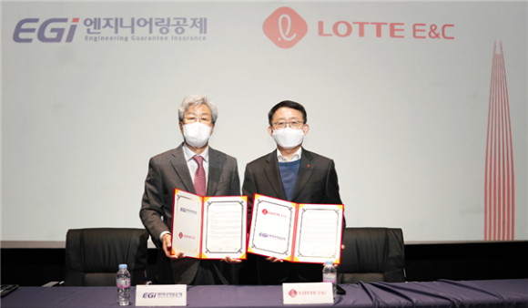 (왼쪽부터) 김수보 엔지니어링공제조합 이사장고 하석주 롯데건설 대표이사가 MOU 체결 후 기념사진을 촬영하고 있다./공제조합