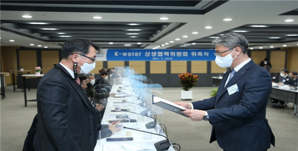 박재현 한국수자원공사 사장(오른쪽)이 25일 대전시 수공 본사에서 열린 ‘K-water 상생협력위원회’ 위촉식에서 제3기 상생협력위원으로 새로 위촉된 위원에게 위촉장을 전달하고 있다./수자원공사