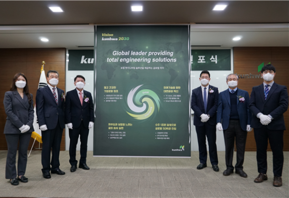 25일 서울 강남구 테헤란로빌딩에서 '건화2030' 비전선포식이 개최된 가운데 정조화 회장(오른쪽 두번째), 홍경표 사장(왼쪽 세번째), 황규영 사장(오른쪽 첫번째) 등 임직원 대표들이 기념사진을 촬영하고 있다./건화