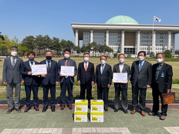 19일 국회 과학기술정보방송통신위원회에서 엔지니어링업계 관계자들이 본 개정안의 문제점을 설명하고 전국 412개 업체와 4,716명의 기술자의 연명으로 마련한 탄원서를 제출했다./엔지니어링협회