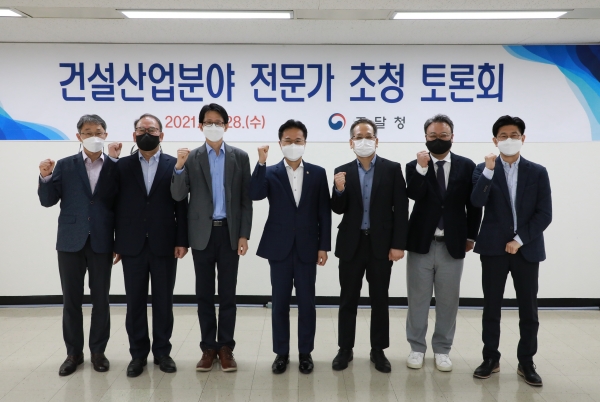 김정우 조달청장(사진 왼쪽 네번째)이 28일 공공공사 발주제도 발전방향 등을 모색하기 위해 열린 건설산업분야 전문가 초청 토론회를 마친 뒤 참석자들과 기념촬영을 하고 있다.(사진=조달청)