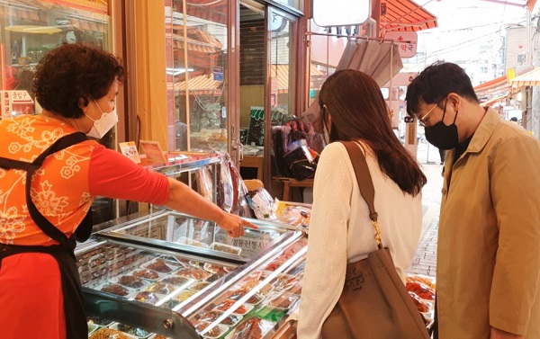 안전관리원 직원들이 영동전통시장에서 나눔쇼핑을하고 있다.(사진=대한건설기계안전관리원)