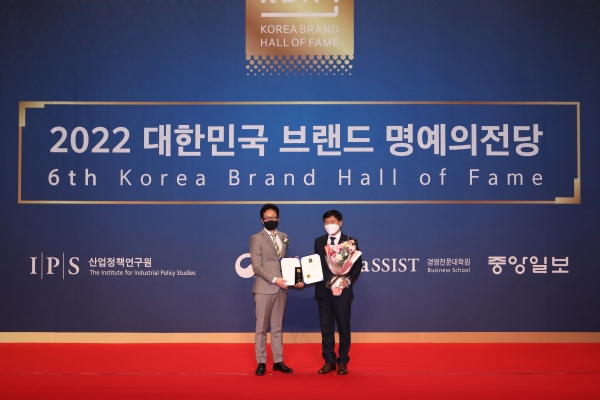 김종성 서부발전 발전처장(오른쪽)과 정재학 대한민국 브랜드 명예의 전당 심사위원장(서강대학교 경영대학 교수)(사진=한국서부발전)