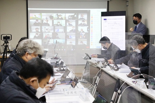 신사업 아이템 제출부서장이 비대면 화상시스템을 활용하여 발표회를 진행하고 있다.(사진=대한건설기계안전관리원)