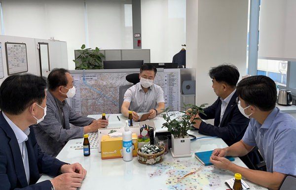 지난 26일 건설엔지니어링협회는 서울시를 방문해 직접감독 확대 철회 탄원서와 업계 애로사항을 전달했다./건설엔지니어링협회