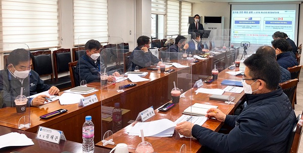 안전관리원 임직원이 중대재해처벌법 시행에 따른 대응 방안에 대한 강의를 듣고 있다.(사진=대한건설기계안전관리원)