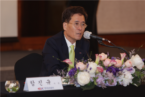 22일 열린 간담회에서 함진규 한국도로공사 사장이 고속도로 참여 건설사의 건의사항을 듣고 의견을 나누고 있다./도로공사