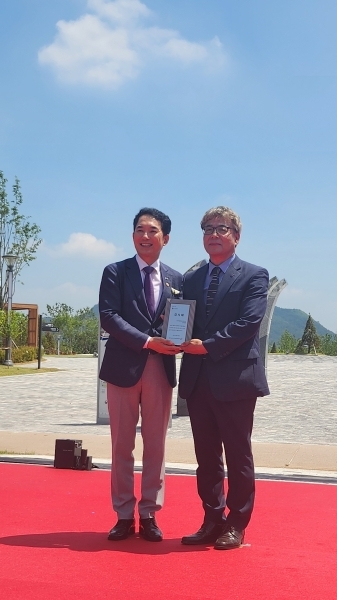 지난 23일 세종특별자치시 중앙공원에 조성된 세종국가보훈광장 개원식에서 감사패를 받고 있는 김치헌 한국종합기술 대표이사(우) /한국종합기술