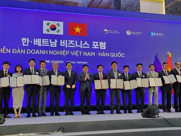 지난 23일 해외건설협회는 베트남 하노이에서 베트남건설협회(VACC)와 건설협력 양해각서를 체결했다. /해외건설협회