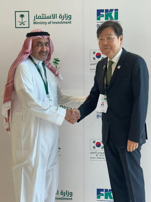 (왼쪽부터)지난 22일 셰이크 살라 알 블루위 SAB 인베스트먼트 리미티드 회장과 김용구 도화엔지니어링 사장이 MOU 체결 후 기념사진을 촬영하고 있다./도화엔지니어링