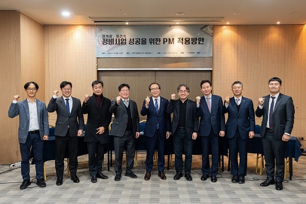 좌측부터 김경태 한미글로벌 전무, 김기두 삼성물산 프로, 이상호 벤처빌 대표, 윤영현 변호사, 최규동 용산국제빌딩주변4구역 조합장, 이충기 서울시립대 교수, 이정복 한미글로벌 전무, 박진수 무궁화신탁 대표, 이태희 한국건설산업연구원 연구위원(사진=한미글로벌)
