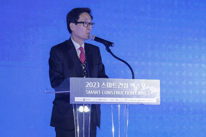 22일 일산 킨텍스에서 진행된 ‘2023 스마트건설 엑스포’ 개막식에서 함진규 도로공사 사장이 환영사를 하고 있다/도로공사