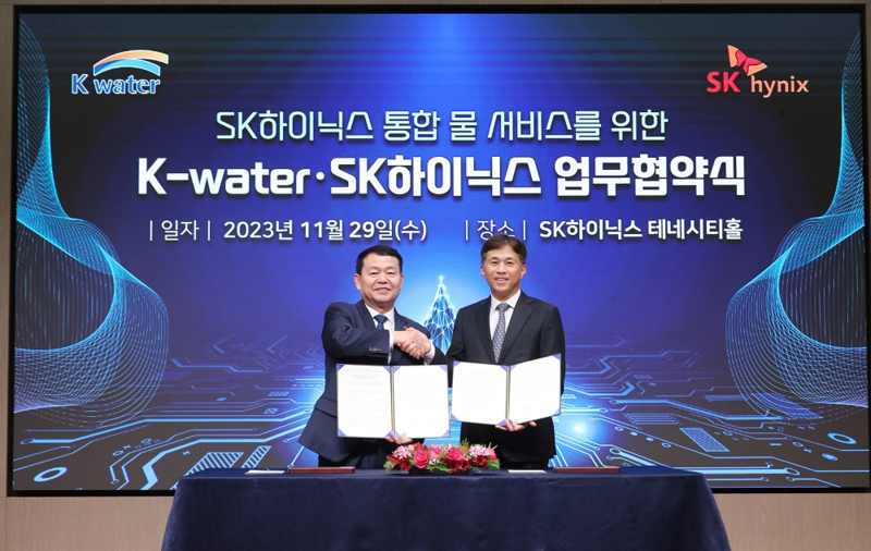29일 경기도 이천 SK하이닉스 본사에서 열린 업무협약식에서 윤석대 수자원공사 사장(왼쪽)과 곽노정 SK하이닉스 사장이 기념사진을 촬영하고 있다./수자원공사
