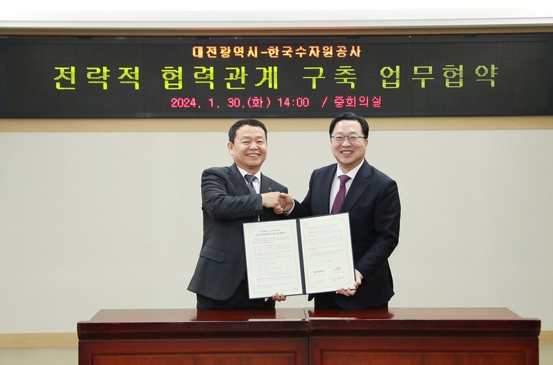 윤석대 한국수자원공사 사장(왼쪽)과 이장우 대전광역시장은 30일 대전시청에서 정부의 지방시대 활성화 기조에 부응해 전략적 협력을 위한 업무협약을 체결했다./수자원공사