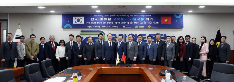 19일 국가철도공단 대전 본사에서 한-베트남 고속철도 기술교류회가 열린 가운데 참석자들이 기념사진을 촬영하고 있다./국가철도공단